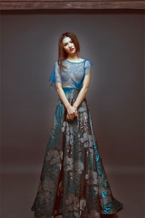 Phần áo voan mỏng manh khiến người đối diện tò mò không rõ cô có mặc nội y hay không.