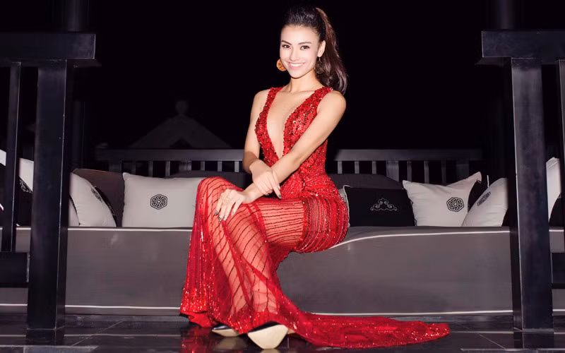 Hồng Quế diện váy đỏ xẻ ngực sâu khoe vòng một lồ lộ.