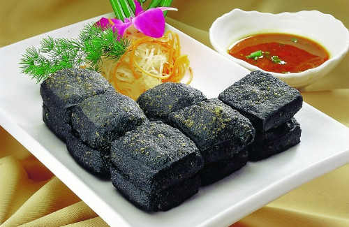 Người ta so sánh mùi của đậu phụ thối với mùi của rau củ và thịt rữa. Tuy vậy với những người ăn quen thì đậu phụ thối lại rất bổ dưỡng, được bán như một loại đồ ăn nhẹ ở các nhà hàng, quán ăn hay quầy đồ ăn vỉa hè.