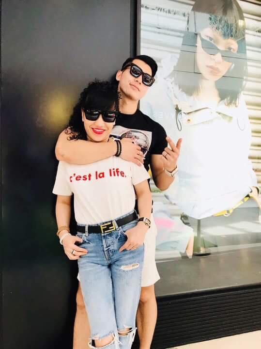 Cả hai cùng diện áo phông trẻ trung và đeo kính đôi.