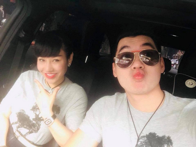 Cặp đôi này không ít lần diện áo đôi cùng nhau.