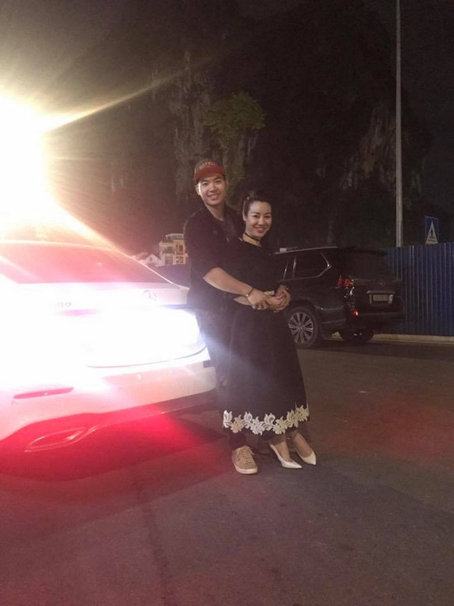 Không chỉ diện đồ đôi, hai vợ chồng còn dành cho nhau những cử chỉ âu yếm trong mọi khung hình. Ảnh: FBNV, Internet.