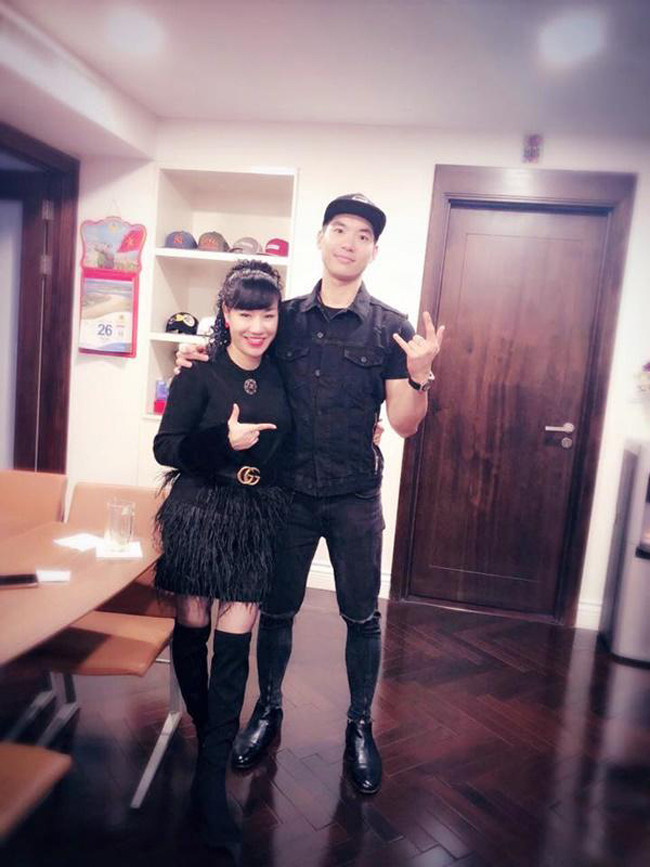 Cả hai thường xuyên diện đồ cùng tông màu đen.