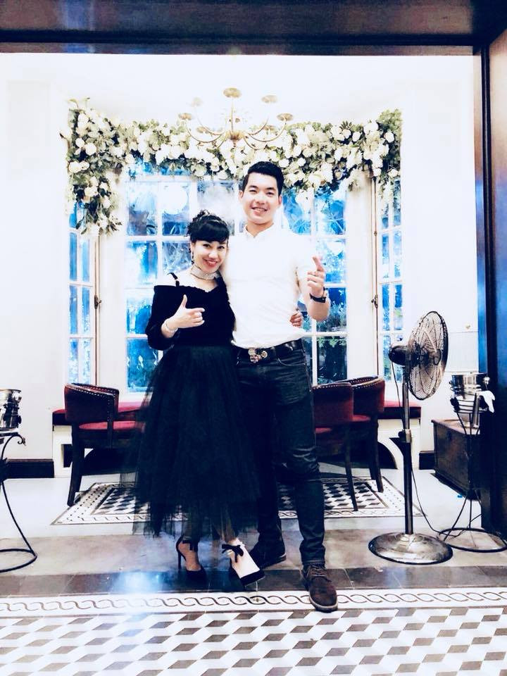 Chồng mặc áo sơ mi trắng lịch lãm, vợ mặc váy tuyn trẻ trung.