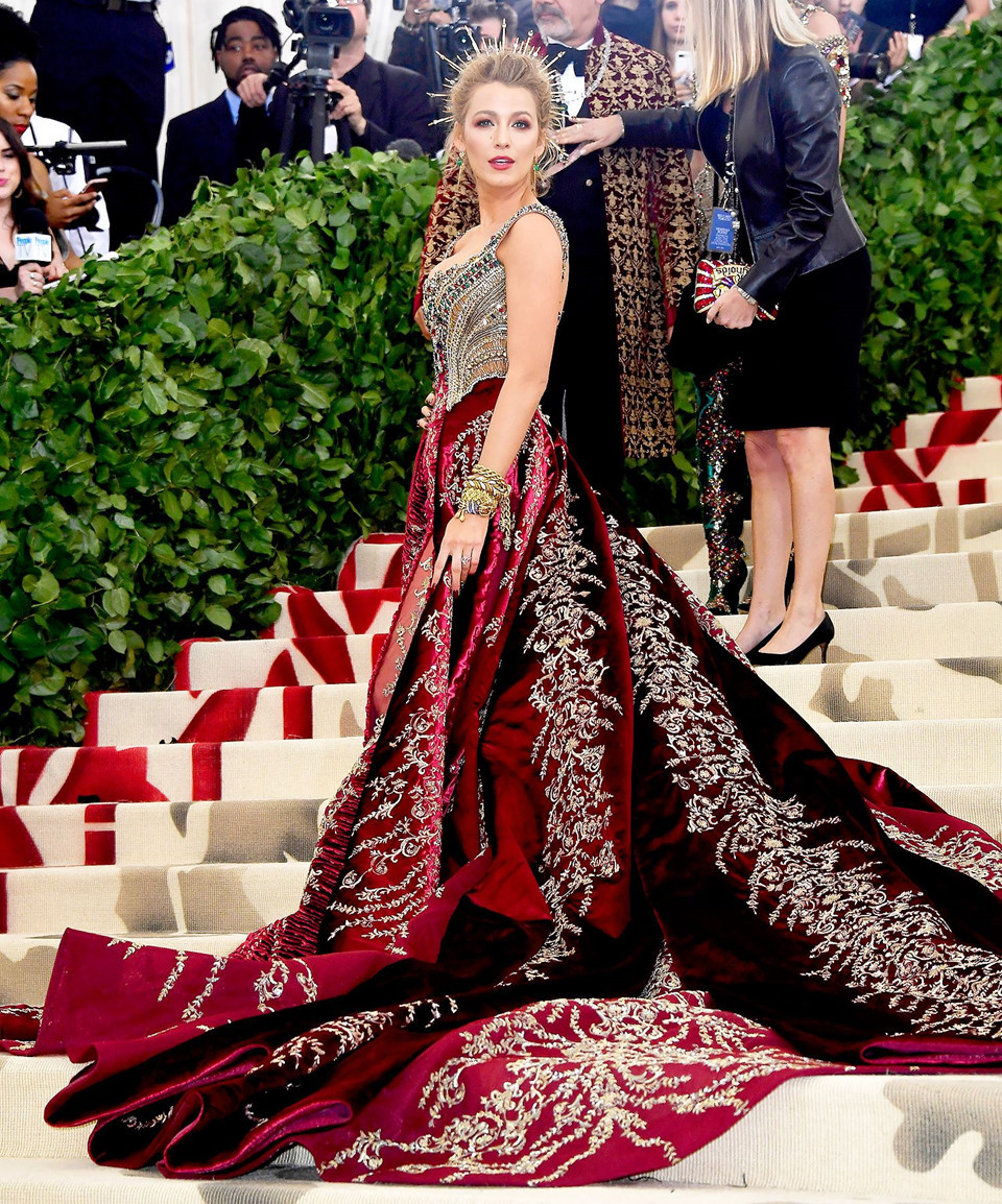 Blake Lively được ví như bà hoàng trên thảm đỏ khi diện chiếc đầm Versace đỏ nổi bật. Thiết kế được hoàn thiện trong 600 giờ, thêu họa tiết, đính sequin cầu kỳ.
