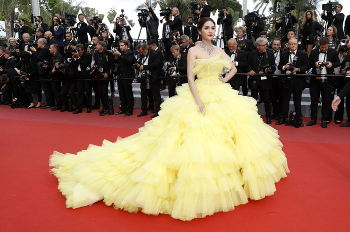 Mỹ nhân Thái Lan Araya A. Hargate nổi bật trên thảm đỏ LHP Cannes với đầm bồng bềnh, màu sắc rực rỡ thuộc bộ sưu tập mùa xuân 2017 của nhà mốt Giambattista Valli.