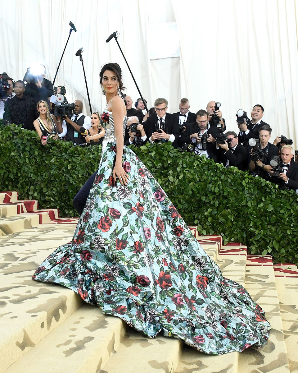 Amal Clooney (vợ tài tử George Clooney) ghi điểm tại sự kiện Met Gala với sự kết hợp trang phục độc đáo - quần màu navy và áo đính váy họa tiết hoa ấn tượng.