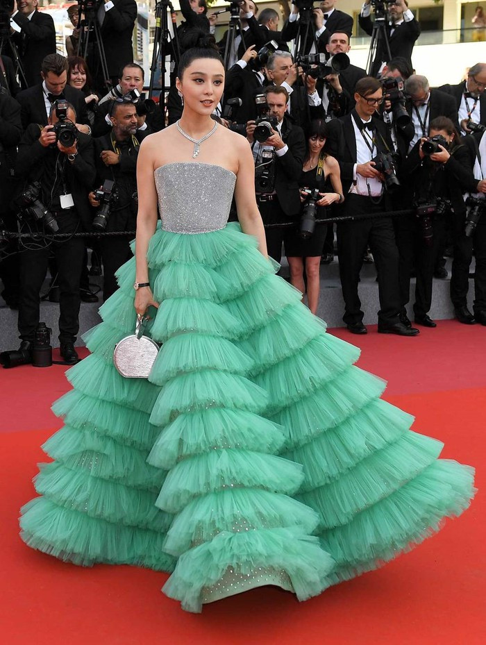 Bộ đầm xếp tầng cồng kềnh của Phạm Băng Băng nhận được những ý kiến trái chiều - người khen, kẻ chê. Song không thể phủ nhận cô vẫn là một trong những ngôi sao gây chú ý nhất trên thảm đỏ Cannes.