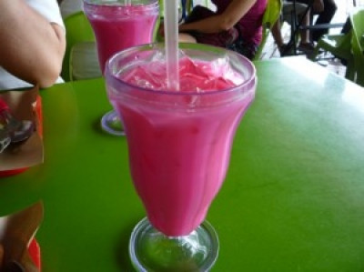 Vào những năm 1960 khi Bandung mới ra đời, thức uống này có màu cà phê nhưng để giúp người mua phân biệt với Teh Tarik, những người bán rong thường cho thêm phẩm màu hồng vào. Vì thế, sau này, màu hồng đã trở thành “thương hiệu” của Bandung.