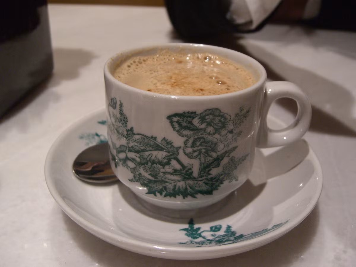 Ipoh “white” coffee (cà phê trắng): Vào khoảng thế kỷ 19, những người Trung Quốc di cư tới Ipoh, Perak, Malaysia để khai thác các mỏ thiếc đã sáng tạo nên loại cà phê độc đáo gọi là Ipoh “white” coffee. Dần dần thứ đồ uống này được biết đến rộng rãi bởi hương vị đậm đà và đã trở thành thức uống truyền thống của Malaysia.