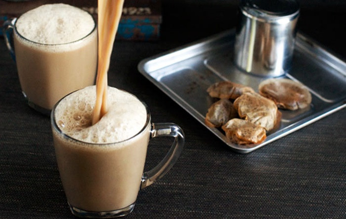 Teh Tarik, loại trà truyền thống của Malaysia, trong tiếng Malaysia có nghĩa là “uống một hơi”. Teh Tarik là một loại thức uống nóng được bán trong những quán café ngoài trời (trong tiếng Malaysia gọi là kopi tiams).