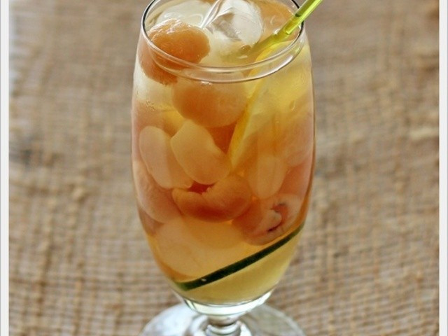 Thức uống này chủ yếu được làm từ nguyên liệu gồm viên đường đá đi kèm với quả long nhãn khô. Đôi khi một số nơi còn thêm vào trong một chút nước dưa hấu, tuy nhiên điều khiến Air Mata Kucing trở nên phổ biến chính là mức giá bình dân. Ảnh: Internet.