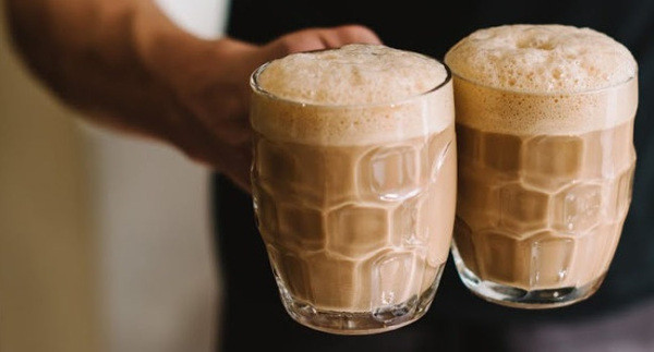 Công thức pha chế của loại trà này rất đơn giản, chỉ là trà đen trộn với sữa đặc. Tuy nhiên, để pha được trà ngon lại là cả một nghệ thuật. Mỗi khi khách đến, những người phục vụ như những người biểu diễn xiếc.