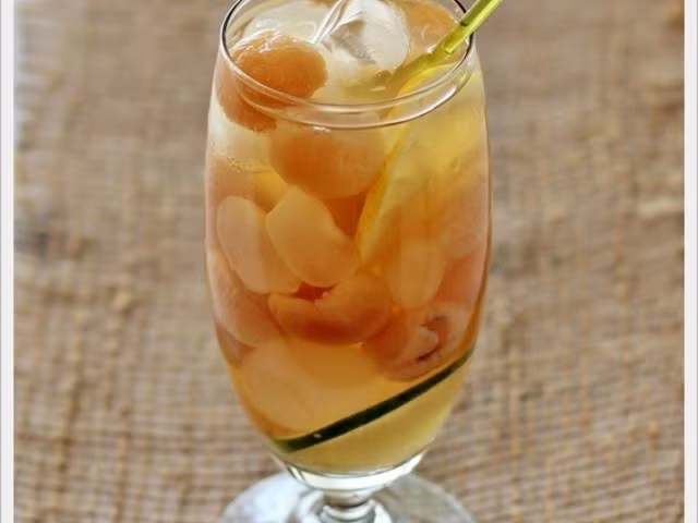 Thức uống này chủ yếu được làm từ nguyên liệu gồm viên đường đá đi kèm với quả long nhãn khô. Đôi khi một số nơi còn thêm vào trong một chút nước dưa hấu, tuy nhiên điều khiến Air Mata Kucing trở nên phổ biến chính là mức giá bình dân. Ảnh: Internet.