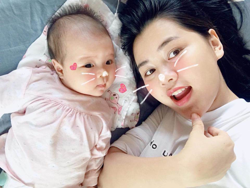 Hai mẹ con tạo hình mặt mèo xinh xắn. Ảnh: FBNV.