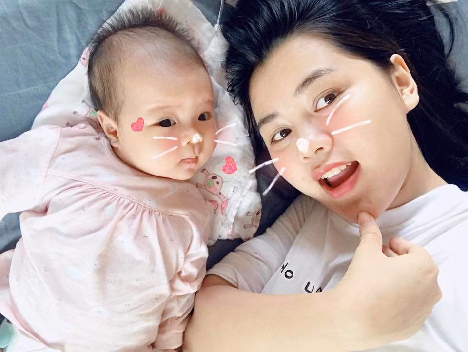 Hai mẹ con tạo hình mặt mèo xinh xắn. Ảnh: FBNV.