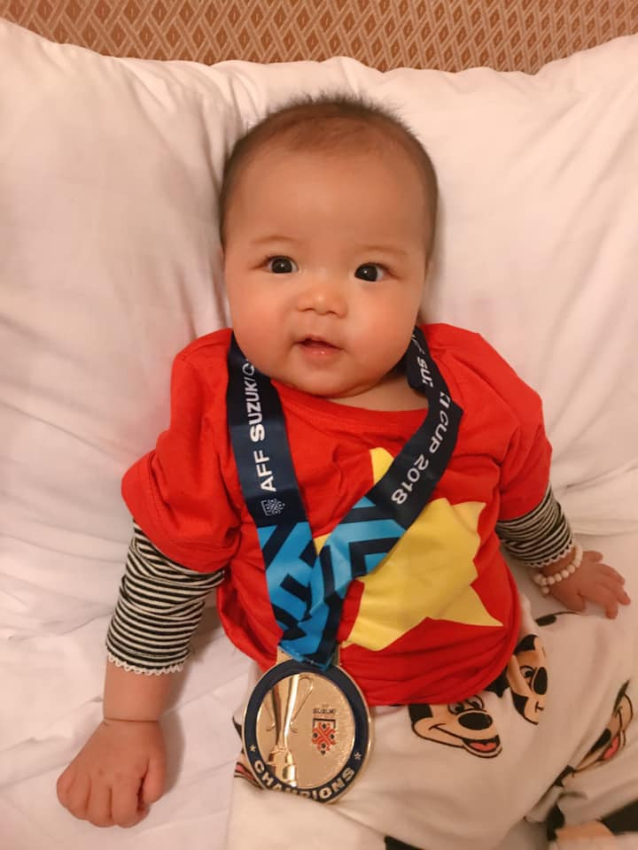 Em bé Sunny chia sẻ niềm vui chiến thắng cùng bố.