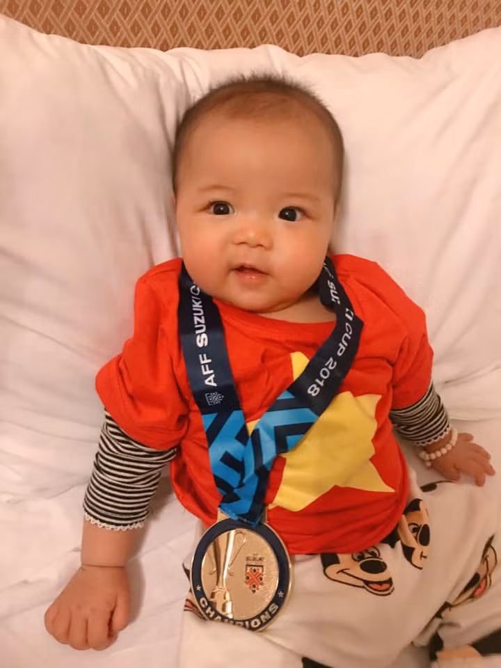 Em bé Sunny chia sẻ niềm vui chiến thắng cùng bố.