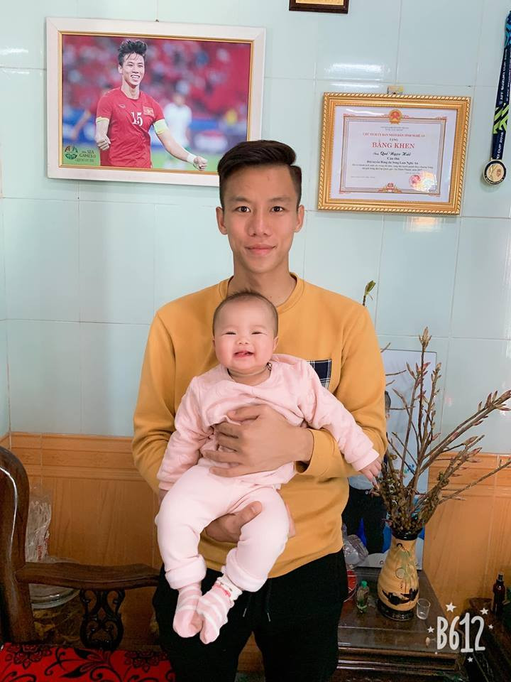 Con gái cười tít mắt khi được bố bế.