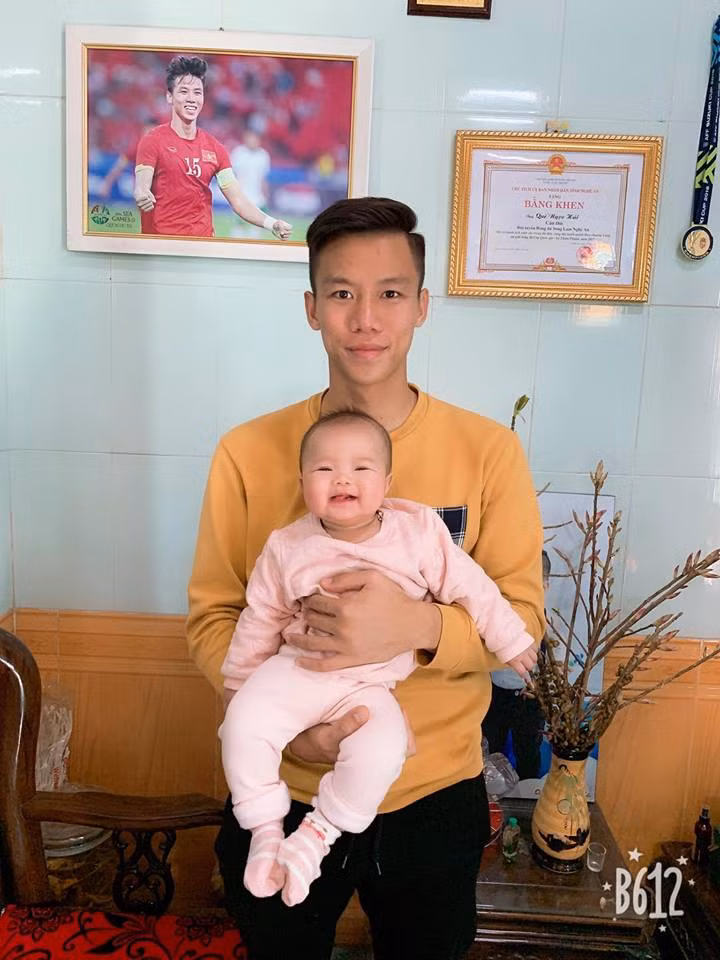 Con gái cười tít mắt khi được bố bế.