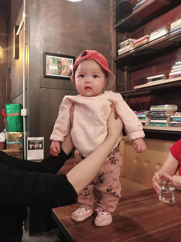 Dù còn nhỏ nhưng Sunny được mẹ cho ăn mặc khá sành điệu và đáng yêu.