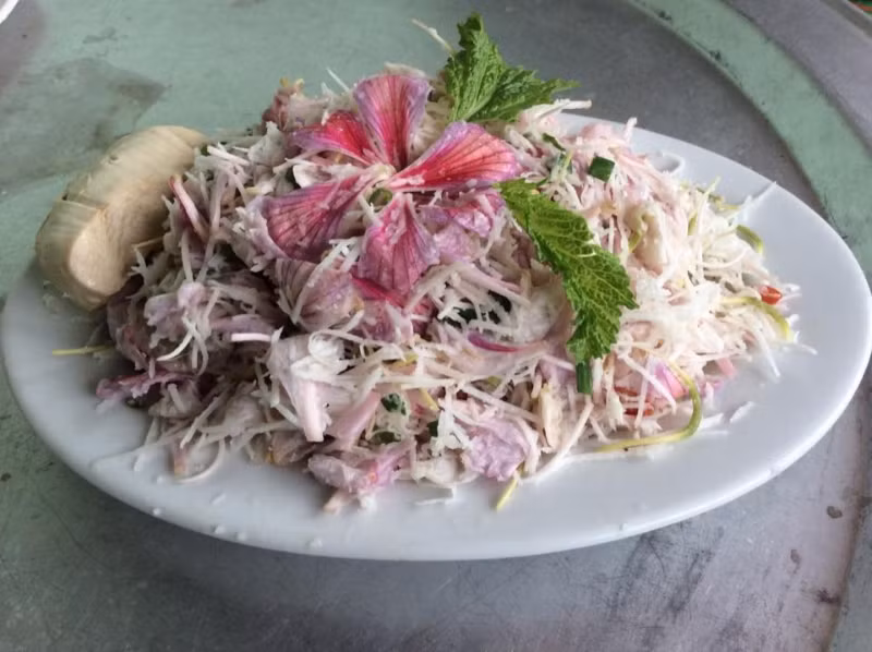 Nộm hoa ban: Lá hoặc hoa xôi chín trộn đều với các gia vị giã nhỏ như vỏ dổi, hạt xẻn, ớt, hạt tiêu… thành một món ăn vừa ngọt thơm, lại thoảng vị cay nồng ấm. Đây là một món ăn truyền thống thường được làm khi trong nhà có khách quý. 