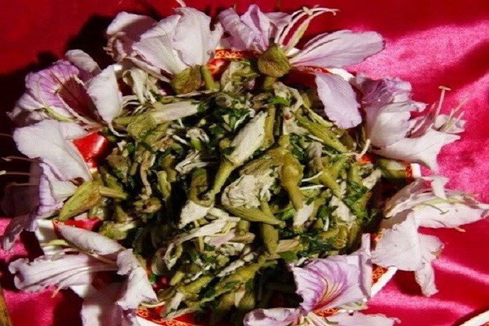 Hoa ban xào măng đắng có vị đắng của măng, nhưng lại có cái ngọt, bùi của hoa ban. Những phụ nữ Thái sau khi hái hoa ban về, nhặt lấy cánh và nhụy hoa đem rửa nhẹ nhàng rồi chần qua nước nóng, đem xào cho chín tới hay chế biến thành những món khác như trộn thịt băm, gia vị nhồi cá. 