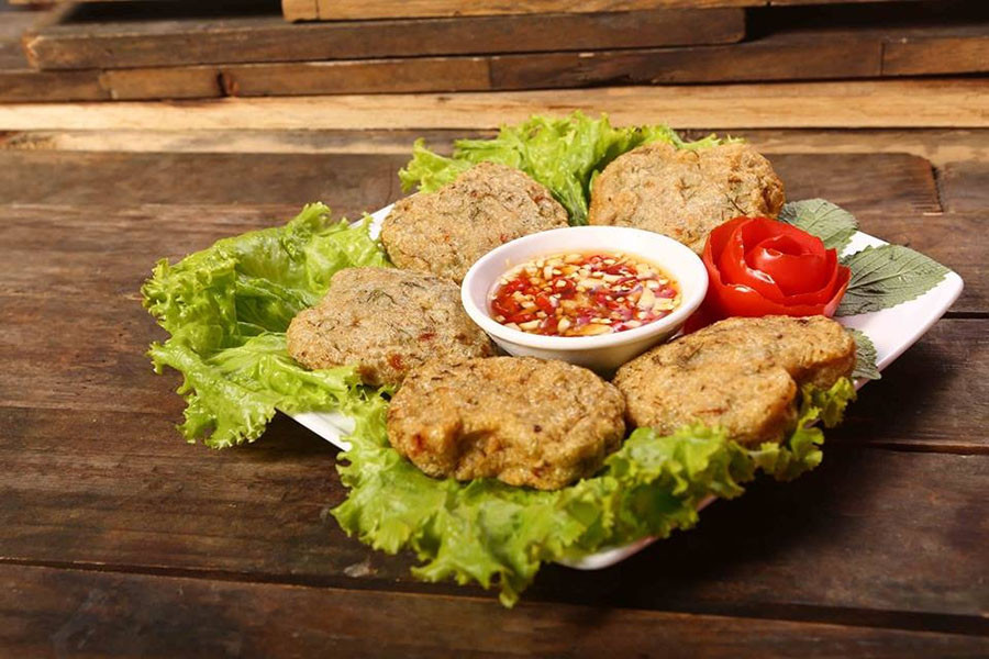 Chả cá thát lát hồ Lăk là một đặc sản của huyện Lăk, Đắc Lắc. Đây là một loại chả cá được làm từ cá thát lát hay còn gọi là cá thác lác, phác lác sống tự nhiên ở hồ Lăk và là đặc sản nổi tiếng của vùng này. Ảnh: Internet.