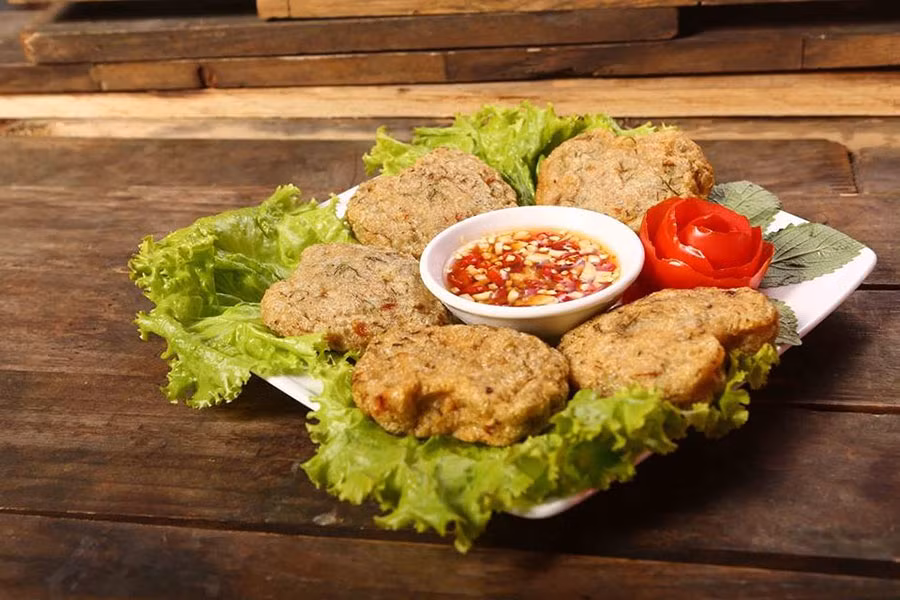 Chả cá thát lát hồ Lăk là một đặc sản của huyện Lăk, Đắc Lắc. Đây là một loại chả cá được làm từ cá thát lát hay còn gọi là cá thác lác, phác lác sống tự nhiên ở hồ Lăk và là đặc sản nổi tiếng của vùng này. Ảnh: Internet.