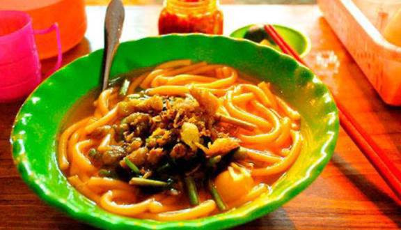 Bún đỏ Buôn Mê Thuột: Bún đỏ là món ăn đặc sản chỉ có ở Buôn Ma Thuột, nhưng nó cũng chỉ là một món ăn vỉa hè hết sức bình dị. Bún đỏ là tên được gọi theo màu của sợi bún. Bản thân sợi bún ở đây trông đã khác lạ so với sợi bún ở nơi khác, bởi nó to cỡ chiếc đũa, ăn dai dai giòn giòn. Ảnh: Foody.