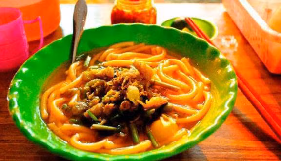 Bún đỏ Buôn Mê Thuột: Bún đỏ là món ăn đặc sản chỉ có ở Buôn Ma Thuột, nhưng nó cũng chỉ là một món ăn vỉa hè hết sức bình dị. Bún đỏ là tên được gọi theo màu của sợi bún. Bản thân sợi bún ở đây trông đã khác lạ so với sợi bún ở nơi khác, bởi nó to cỡ chiếc đũa, ăn dai dai giòn giòn. Ảnh: Foody.