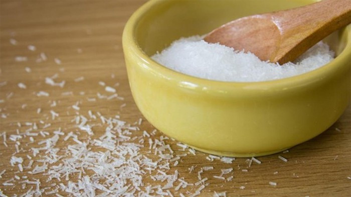 Theo nghiên cứu, mỗi người không được dùng quá 6g mì chính một ngày. Khi ăn quá nhiều mì chính, nồng độ glutamate sẽ tăng cao, khiến cơ thể khó tích tụ được canxi và magie gây ra chứng nhức đầu, dễ quên, ngắn hạn, tim đập nhanh, buồn nôn.