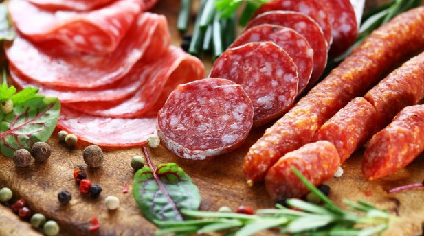 Có rất nhiều món ăn được làm từ thịt chế biến như sandwich, xúc xích, thịt hun khói... Những loại thực phẩm này rất nhiều muối và chứa nhiều chất bảo quản cũng như các hóa chất có hại cho cơ thể.