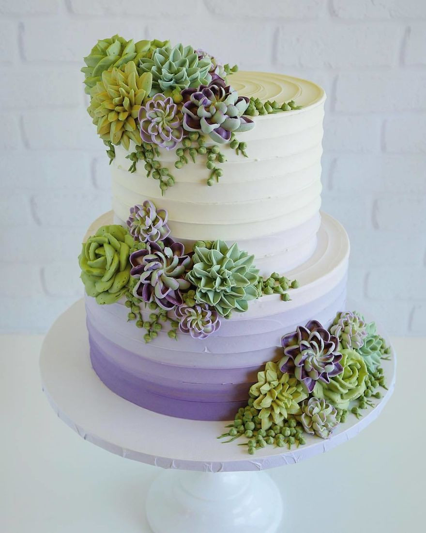 Những bông hoa trang trí bánh nhìn như thật, sống động ở từng đường nét, cánh hoa hay từng chiếc lá.