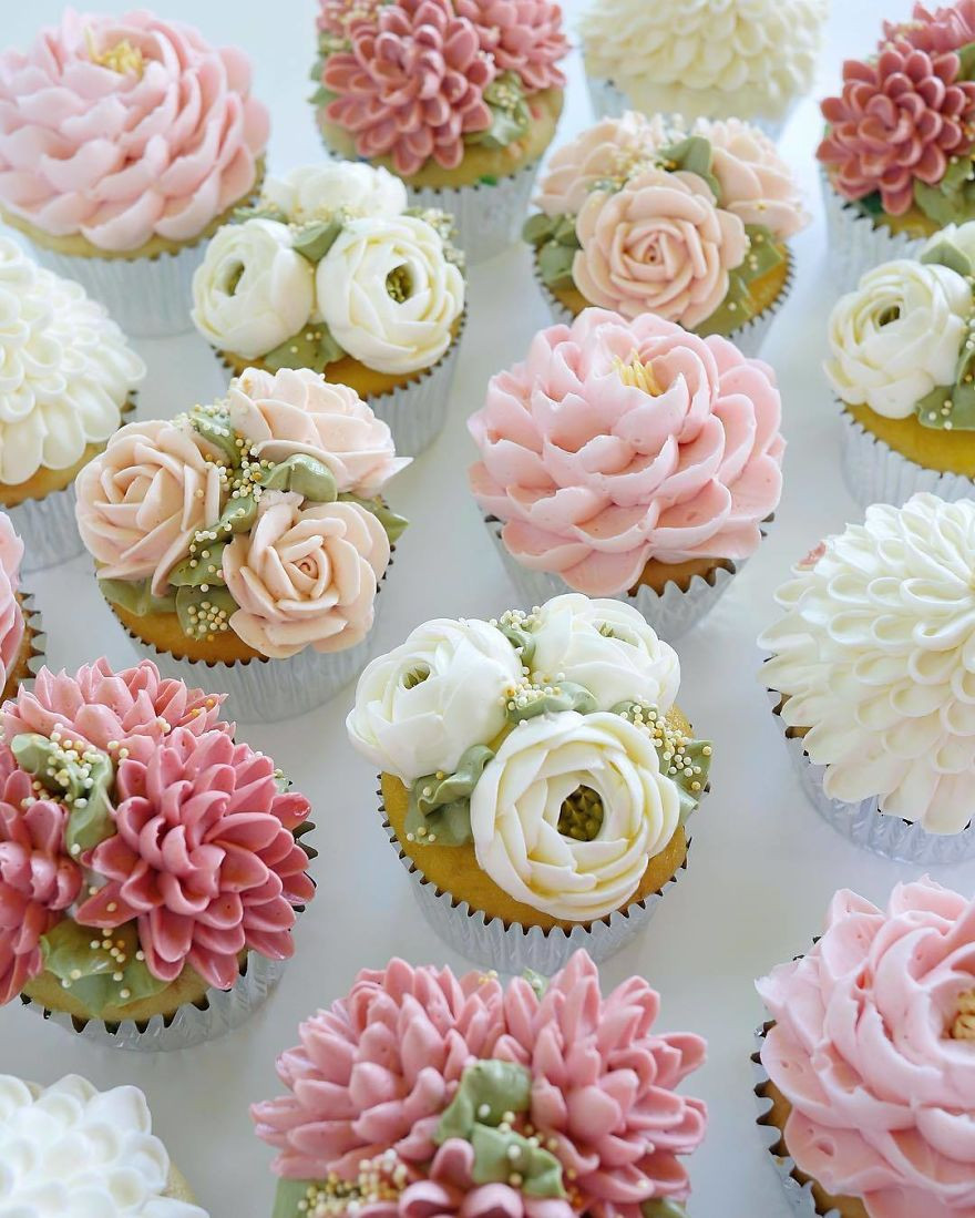 Những tác phẩm của cô trông sống động như thật, giống như hoa thật bung nở trên bánh kem. 