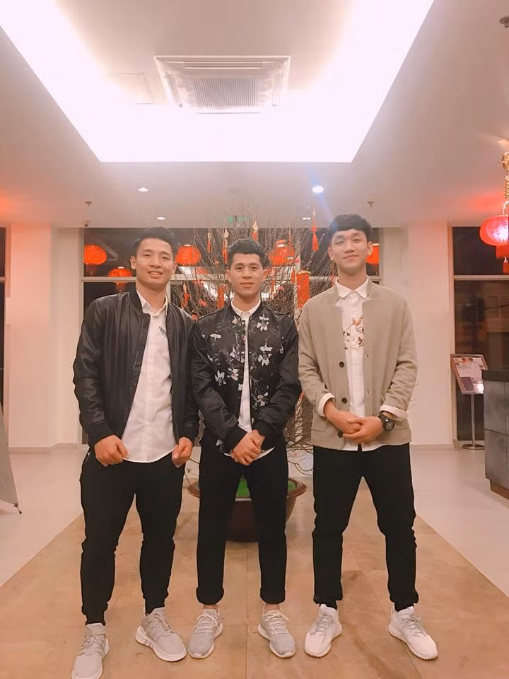 Dù ăn mặc rất giản dị nhưng vẫn hết sức điển trai và nam tính.