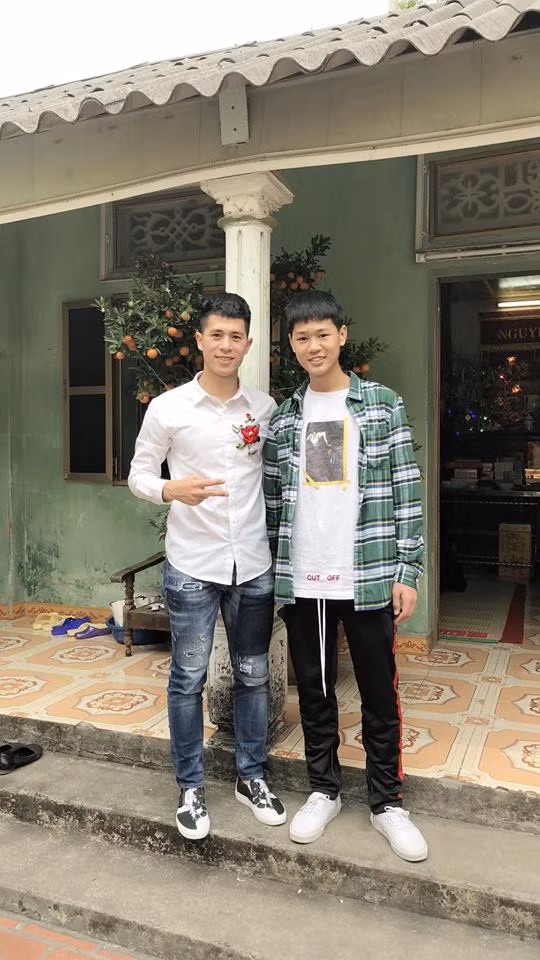 "Soái ca" mặc áo sơ mi trắng với quần jean bảnh bao chụp ảnh với em trai.