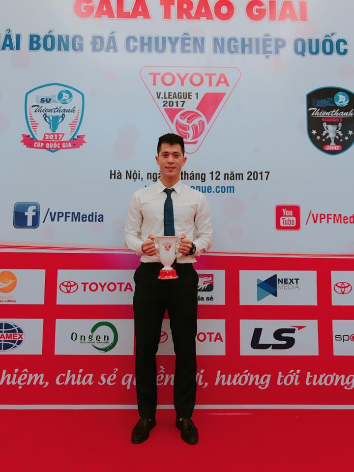 Hình ảnh mặc sơ mi "đóng thùng" lịch lãm hiếm thấy của chàng cầu thủ.