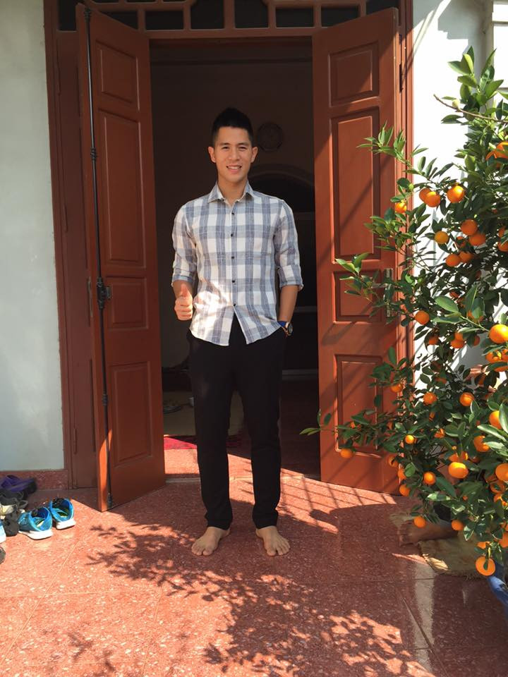 Đình Trọng diện áo sơ mi kẻ cực điển trai.