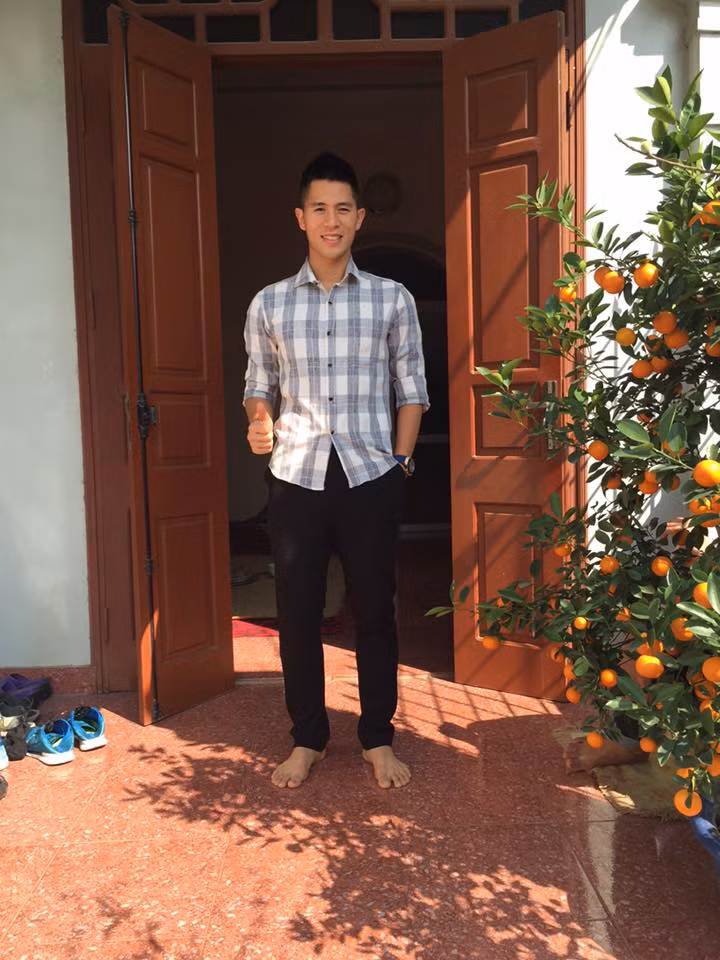 Đình Trọng diện áo sơ mi kẻ cực điển trai.