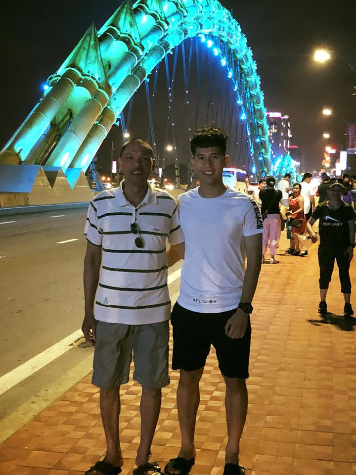 Khi đi du lịch cùng gia đình, Đình Trọng chọn áo phông và quần ngố.