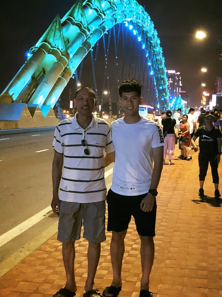 Khi đi du lịch cùng gia đình, Đình Trọng chọn áo phông và quần ngố.