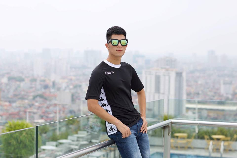 Khi không mặc quần đùi áo số, Đình Trọng chọn phong cách thời trang khá đơn giản với quần jean và áo phông.