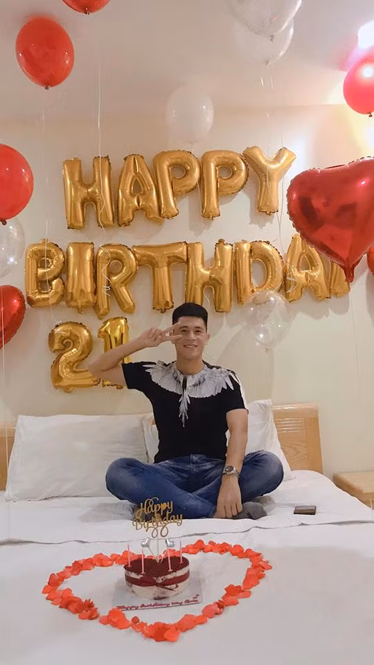 Anh mặc áo phông quần jean tạo dáng khá nhí nhảnh trong ngày sinh nhật 21 tuổi.