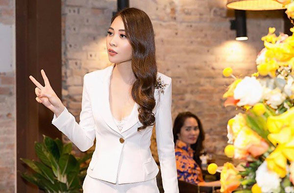 Kiểu vest trắng khoét ngực sâu khoe vòng một gợi cảm.