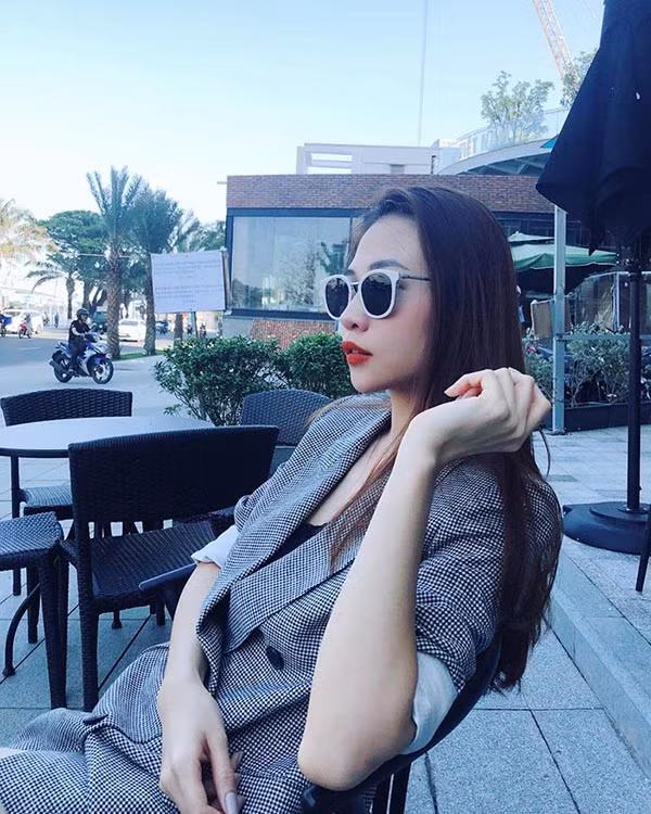 Để làm mới bản thân, cô thường chọn những kiểu vest cách điệu trẻ trung, phong cách.