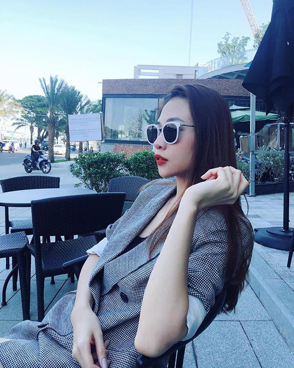 Để làm mới bản thân, cô thường chọn những kiểu vest cách điệu trẻ trung, phong cách.