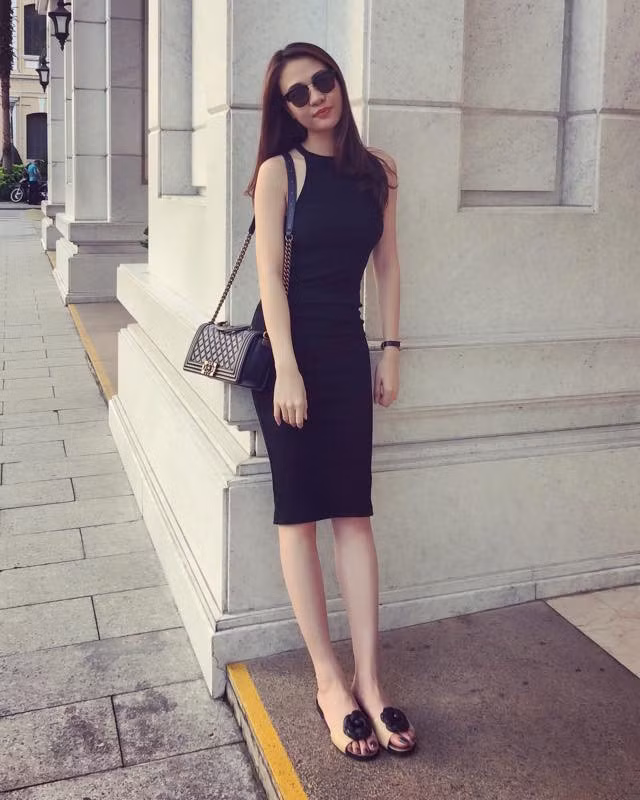 Đàm Thu Trang gợi cảm trong mẫu váy ôm sát. Cô kết hợp cùng túi xách họa tiết quả trám và dép đính hoa của Chanel.