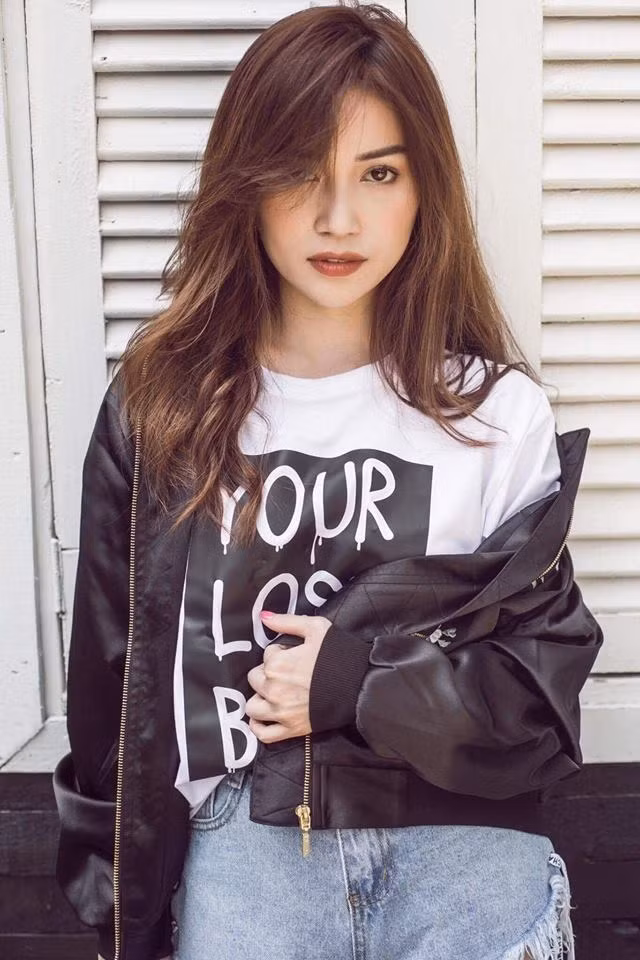 Nữ ca sĩ biến hóa đa dạng với gu thời trang đường phố lạ mắt.