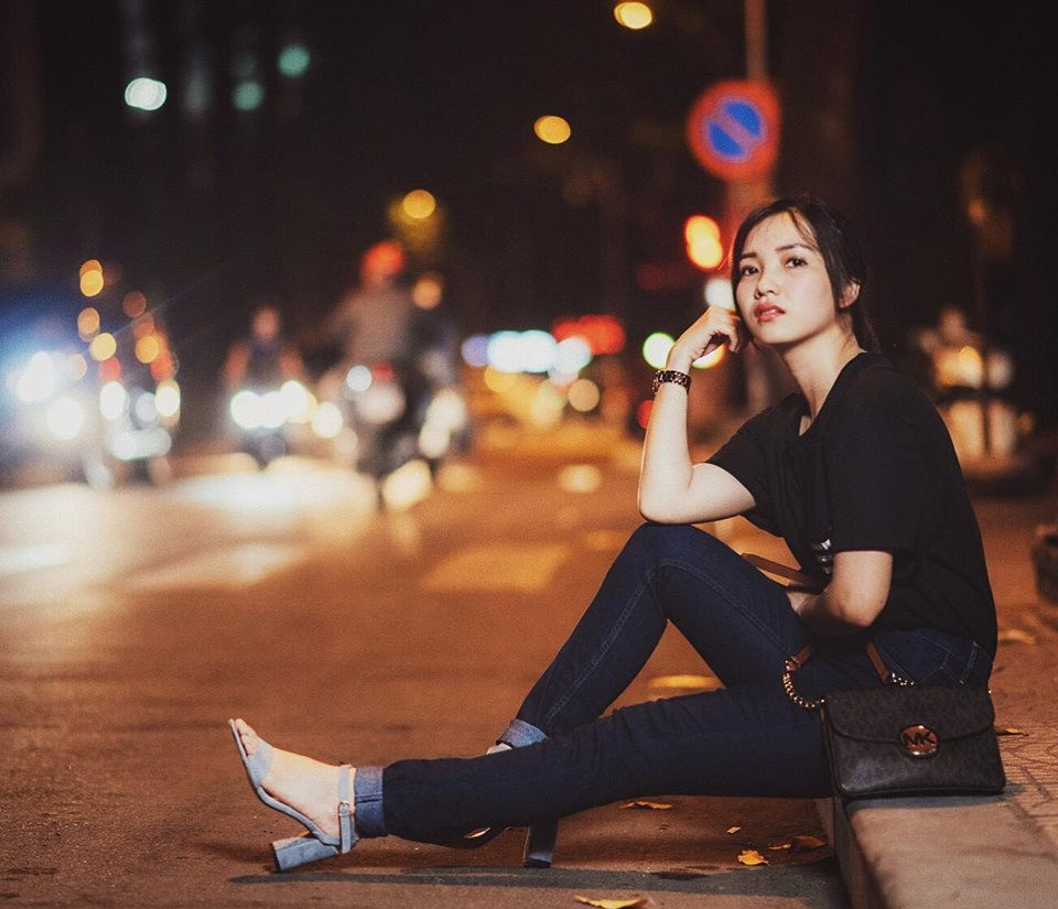 Style đường phố của Thụy Vy khá đơn giản với áo phông và quần jean.